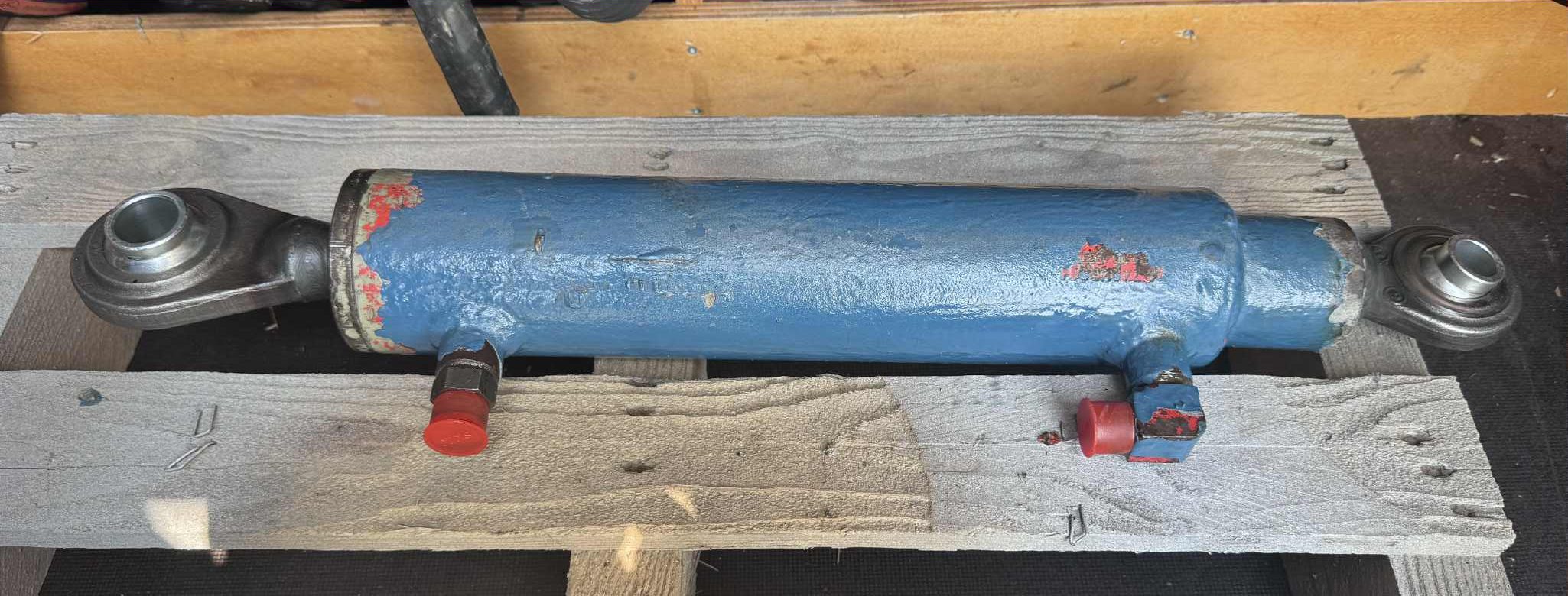 Vérin hydraulique remis en état avec chape neuve, tige neuve kit joint plus testé lors du dépannage sur le banc hydraulique