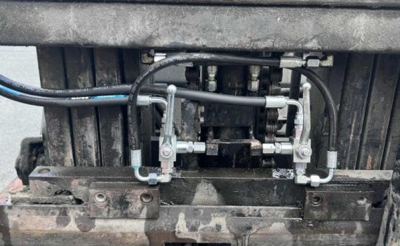 installation d'une ligne auxiliaire hydraulique sur chariot élévateur