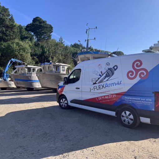 Camion d'intervention équipé pour les dépannages hydraulique sur les bateaux amphibie