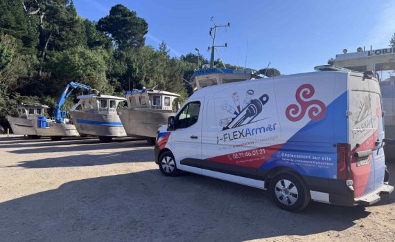 Camion d'intervention équipé pour les dépannages hydraulique sur les bateaux amphibie