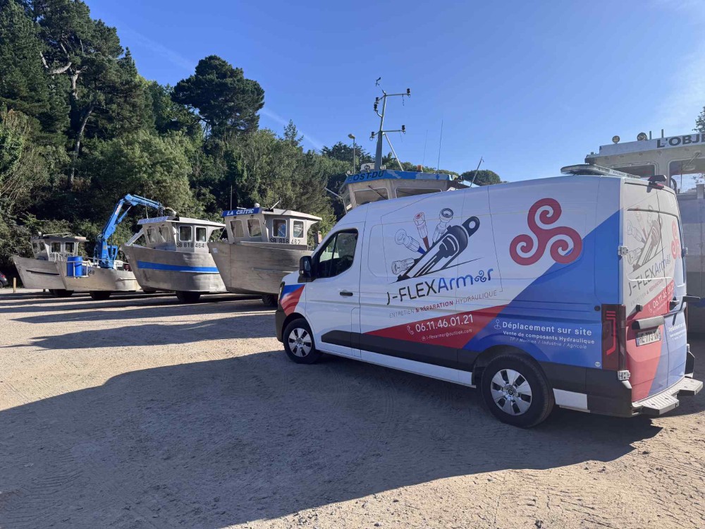 Camion d'intervention équipé pour les dépannages hydraulique sur les bateaux amphibie