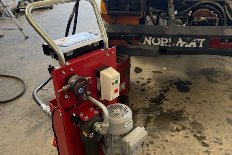 Groupe de filtration d'huile hydraulique mobile utilisé par J-Flex Armor pour la dépollution d'un circuit hydraulique.